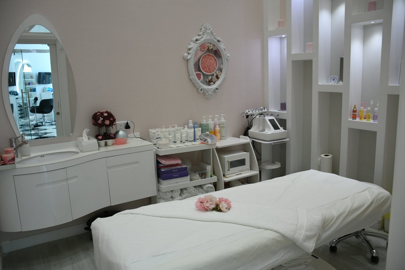 Cabina de un centro de estética con la camilla preparada