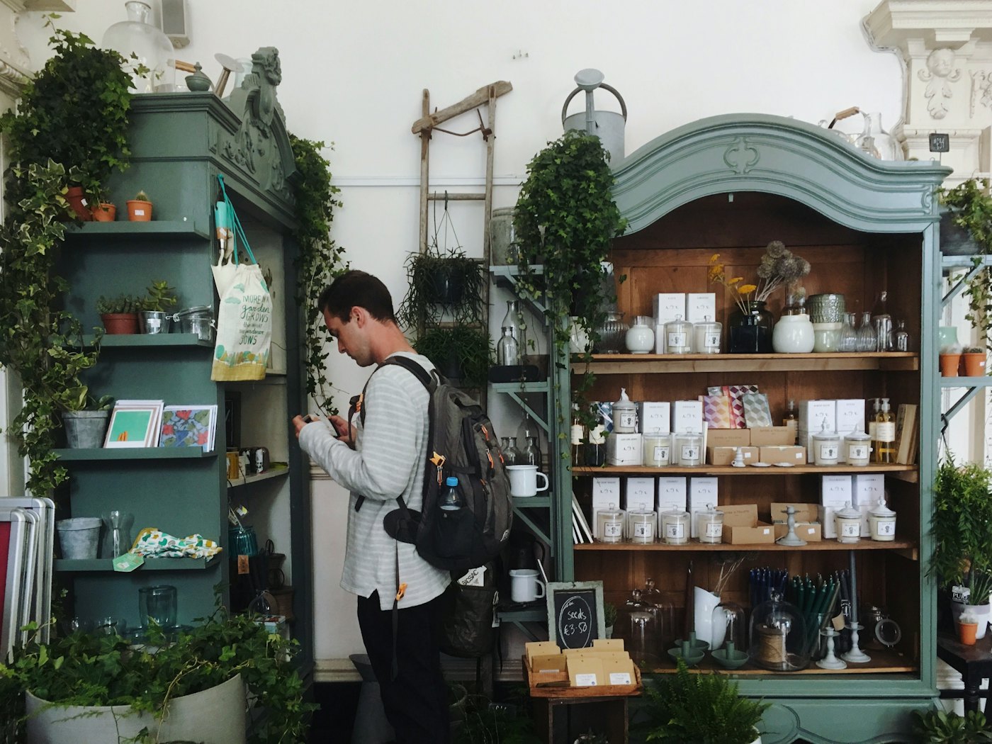 Cliente mirando las estanterías de una tienda de barrio